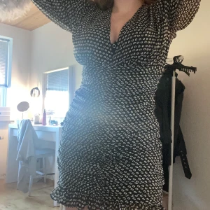 Klänning  - Jättefin klänning till zara som inte kommer till användning. Använd 1 gång i några timmar! Nypris 600kr