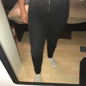 Jeans - Svarta jeans som jag köpt på tise och knappt blivit använd. Det är stl M men känns som S. Jag som har M är dessa lite små på. Men annars jätte fina och stretchiga 😊 Även högmidjade (: