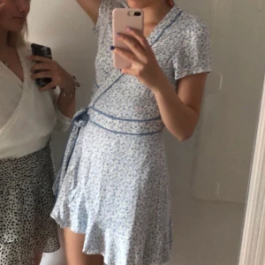 Klänning från bikbok  - Säljer nu min fina klänning från bikbok då den är endast är använd 1 gång. Storlek M
