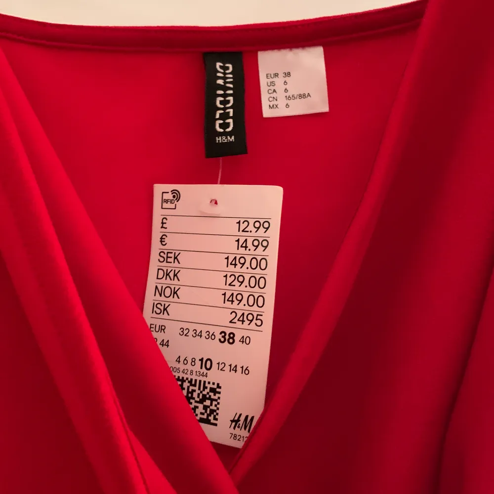 Oanvänd röd omlottklänning från HM! Originalpris 149kr! Frakten ligger på 49kr och betalas av köparen ✨ . Klänningar.