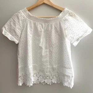 Spets t-shirt från dotti - Nästan aldrig använd och kommer från de australiska märket dotti. Det är den australiensiska storleken 10 vilket är 41 i eu men den är rätt liten så är mer som än 36/38. Köpt för runt 400kr. Frakten står köparen för