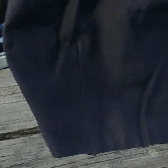 Svarta byxor i bra skick. ✨ Byxorna har två fickor och ett bälte som går att ta loss. Finns en liten repa längst ned på vänstra byxbenet (som jag har lagat). Nypris: 500 kr.. Jeans & Byxor.