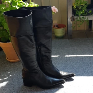 Skinnstövlar med uppvik, som nya! Stl.37 - Så mjuka stövlar i skinn som man kan ha upp eller nervikta. Stl.37 med liten klack.Har gått med dom ut till parkeringen och tillbaka då jag insåg att de var för små. Nästan helt nya! ☆ Halva Priset ☆