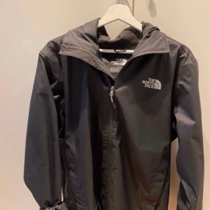 North face vindjacka strlk S - Använd 1-2 gånger, nästan som ny