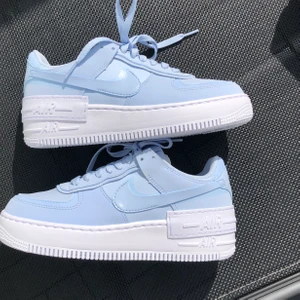 Air force 1 shadow  - Helt nya och oanvända Nike af1 shadow i en superfin ljusblå färg. Nypris: 1199 kr. Buda i kommentarerna!! 💖