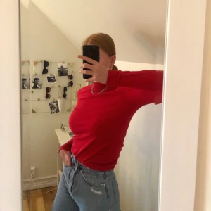 Stickad Polo, NA-KD - En klarröd stickad polotröja ifrån NA-KD. Superskön och använd två-tre gånger. 🌹🌹🌹🌹 Exklusive frakt 63kr. Kommer från ett djur- och rökfritt hem. ❤️❤️