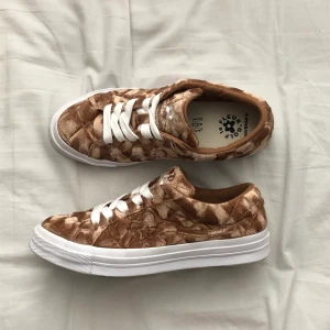Golf le fleur converse brown sugar - Säljer dessa golf le fleur conversen. Köptes för ca ett år sedan för 1100 kr och är endast använda 1 gång. De är i superbra skick och originallåda och alla tillbehör finns kvar. Fraktkostnad tillkommer💓