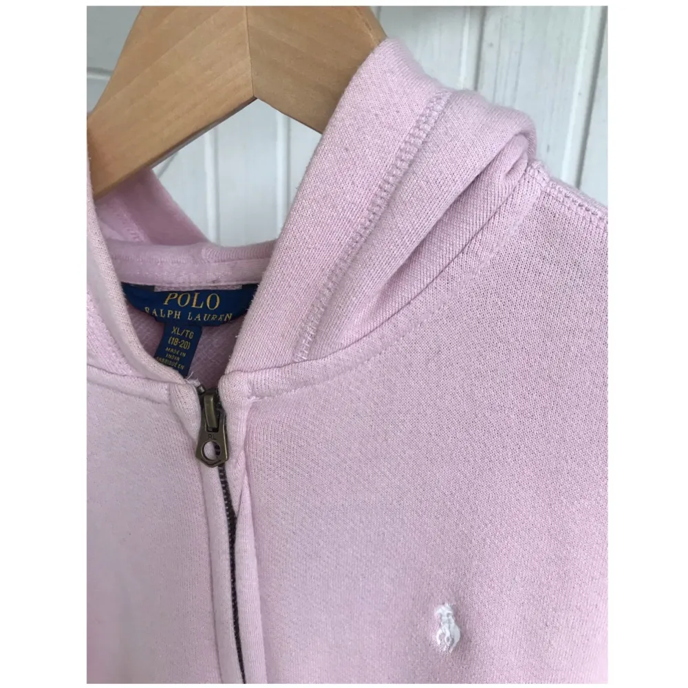 🌸Äkta zip hoodie från ralph lauren i en fin ljus rosa färg. Tröjan är i mycket bra skick ändast använd ett fåtal gånger.Tröjan är i storlek XL från barnavdelningen vilket motsvarar ca S i damstorlek.Köptes för ca 600-700kr, säljer nu för 250+frakt🌸. Tröjor & Koftor.