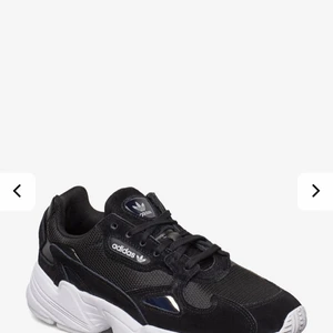 Asballa sneakers⚡️ - Säljer dessa assnygga adidas sneakersen i modellen ”falcon” då de är för stora på mig:( lite använda men i jättebra skick🖤 köparen står för frakten!