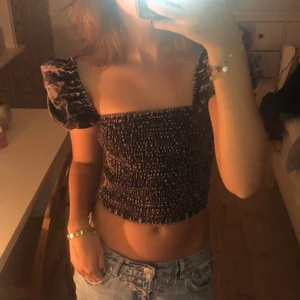 Söt topp - Skit söt topp i från Collusion, Asos. Storlek xs men töjbar! Endast använd en gång🖤🧚🏼‍♀️