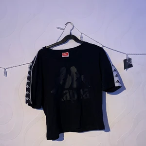 kappa t-shirt - Kappa t-shirt som inte används så är i nyskick, pris går alltid att diskutera och kolla även in min profil då paketpris alltid är möjligt💕💕