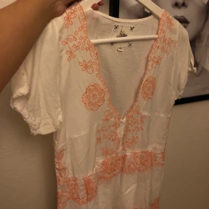 Blus från Fira - Supersöt och fin blus från märker Fira 👛😍 (Kan mötas i Hbg men även frakta, isåfall står köparen för frakten) 