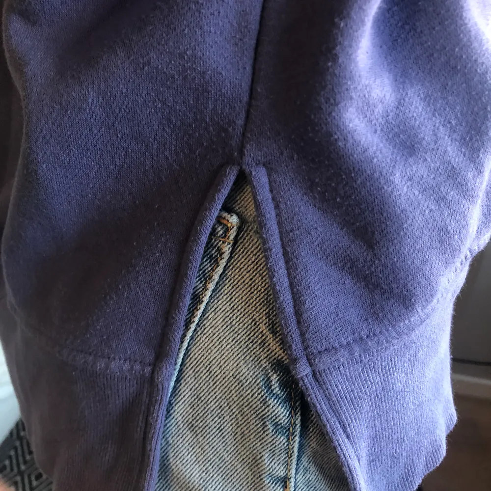 Säljer en cool lila hoodie med ett gulligt litet märke. Använd ett fåtal gånger men är i bra skick. Hoodien har även slits på sidorna ( jätte fin detalj ). Storlek Xs men passar S och M 💖💖. Hoodies.