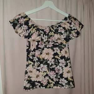 Off shoulder top - Off shoulder top med volang från gina tricot. Säljes pga för liten.