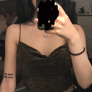 Metallic top  - Metallic top, tunna axelband. Ej justerbara! Strl XS