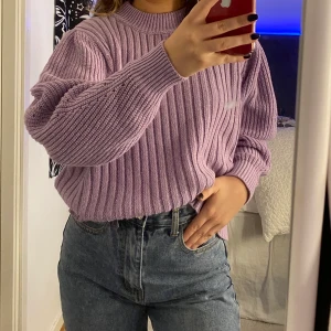 Lila stickad tröja  - Så himla fin lila stickad tröja, som tyvärr aldrig kommer till användning. Så fin pastelllila färg och inte alls stickigt material. Skulle säga att den passar xs-m beroende på hur man vill att den sitter!