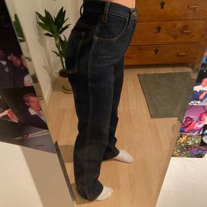 bootcut/straight vintage jeans från dobber. står ingen stl men är en 25 i midjan & 32/34 i längden, går över skorna på mig som är 163. knappt använda! 