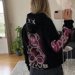 hoodie med tryck - 200kr frakt tillkommer 🥰 Har S vanligtvis och denna är M. Köpt i Spanien för 400kr. Aldrig använd, bara testad