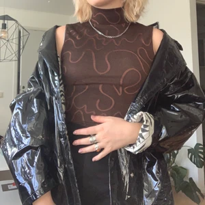 Vintage jacka - Superball jacka i regnjacka material från beyond retro!! Fetaste jackan att ha!! Najs fodring och fickor på sidorna, den är over size och passar upp till XL gissar jag på✨ priset är diskuterbart!