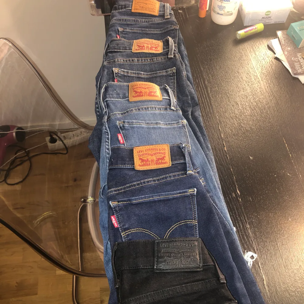 Säljer dessa Levis jeans för 300kr styck! Det svarta och två av det blåa är aldrig använda och resten är i väldigt bra skick! Skriv om du vill se mer av någon av de!🥰 nypris:1200. Jeans & Byxor.