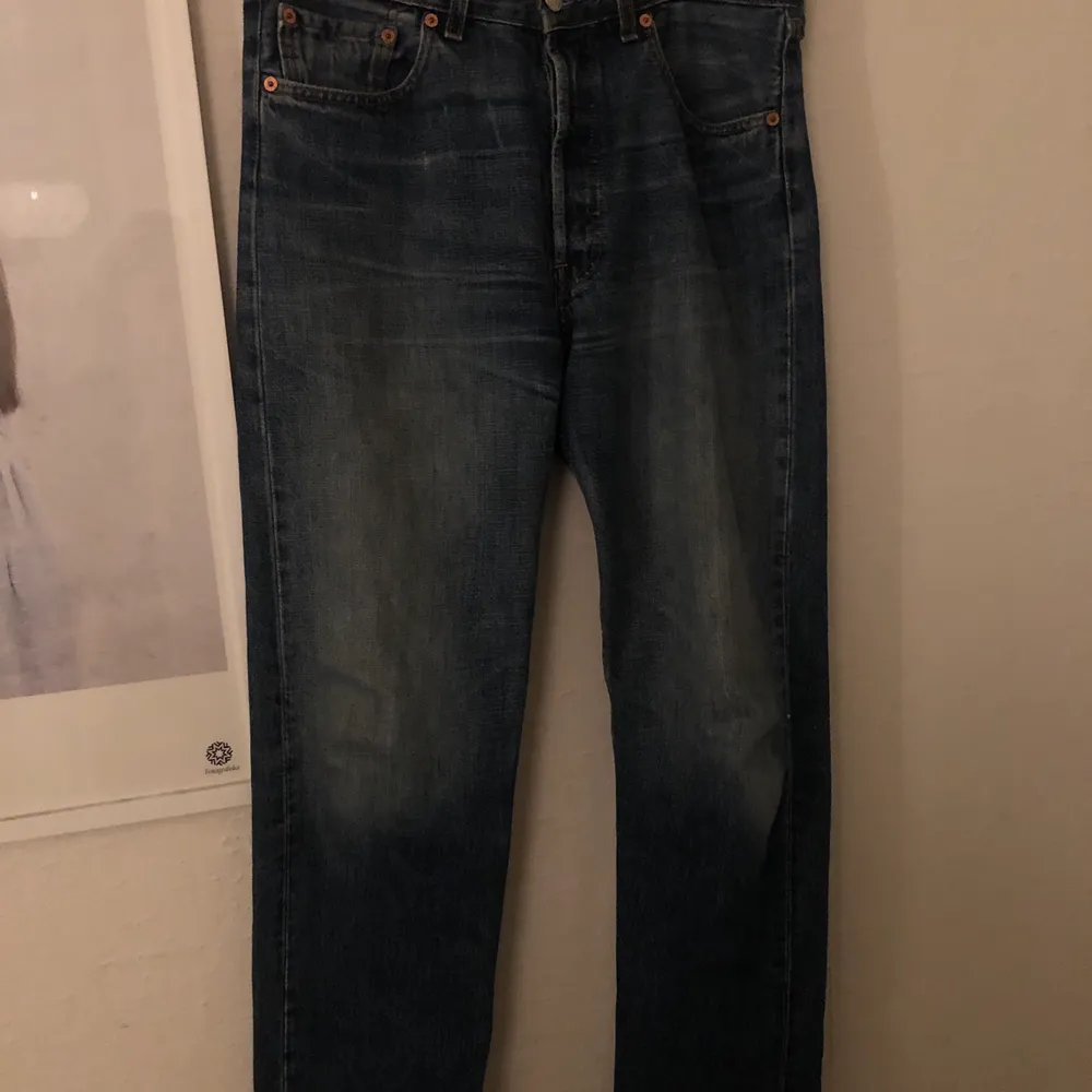 Jag säljer ett par så snygga Levis jeans i en lite mörkare färg. Dom är tyvärr förstora för mig så säljer av den anledningen. Köpta på arkivet. Högsta bud: 300kr. Jeans & Byxor.