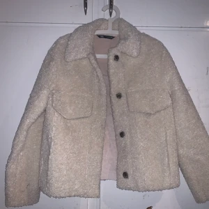 Teddy jacka från ZARA - Säljer min helt nya ZARA jacka som inte kommer komma till någon användning hos mig:( den är provad och använd 2 gånger så är så gott som ny. Köpt i oktober. Buda gärna för pris kan diskuteras!! Vill göra en snabba affär så det är bara att skriva vid frågor🤩💖 ordinarie pris: 560kr