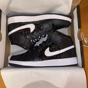 Jordan 1 mid - Oanvända Jordan 1 mid i storlek 36  . Frakt tillkommer på 63 kr