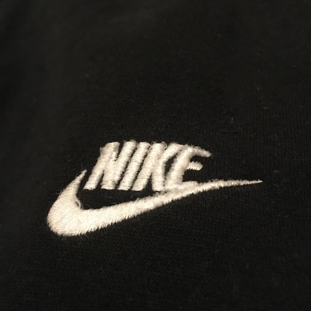 Mjukisbyxor från Nike storlek M, köpte på intersport förra året. Fortfarande bra kvalité men eftersom att jag tvättat dom såpass många hänger så är dom inte lika mjuka som när dom var nya. Det finns en blekningsfläck och ett litet hål.. Jeans & Byxor.