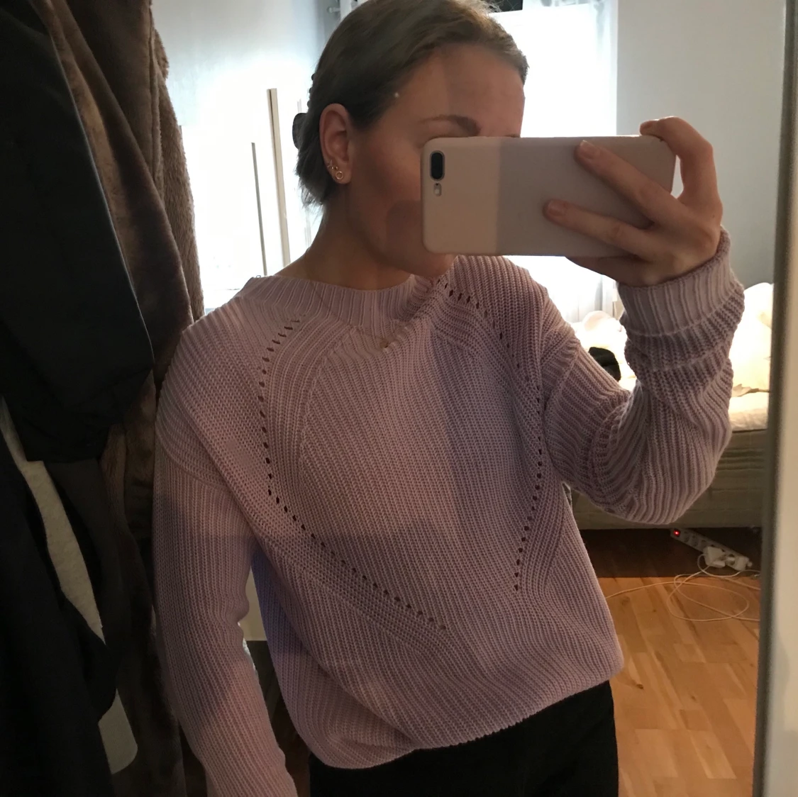 Ljuslila stickad tröja