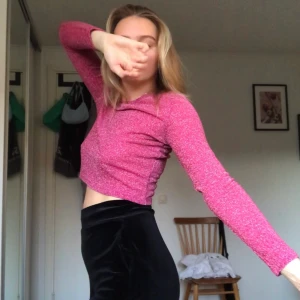 Glittrig croptop - Knappt använd långärmad crop trop. Fri frakt