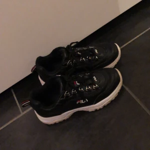 Fila skor, svarta, storlek 38 - Skorna är från Fila, svarta och i storlek 38. Har använt de några gånger men är fortfarande i bra skick.