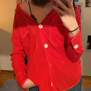 Skjorta - Fin röd skjorta från Zara med vita sömmar. Otroligt skönt material och den har en fin slap passform.. Frakt ingår inte i priset✨