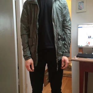  - Nylonjacka från J.Lindeberg. 4 fickor och luva.