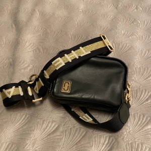 Marc Jacobs väska -  Säljer väska från Marc by Jacobs. Nyskick. Säljer för 1990 kr. Original och i gott skick.