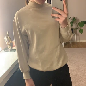 Gosig polotröja - Säljer min älskade polotröja i färgen beige! Den är i storlek 36/38! Pris 50 kr + frakt🤍🤍