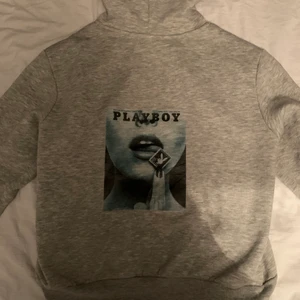 hoodie  - säljer denna egentrycka hoodien. Använd få gånger, är i bra skick. 