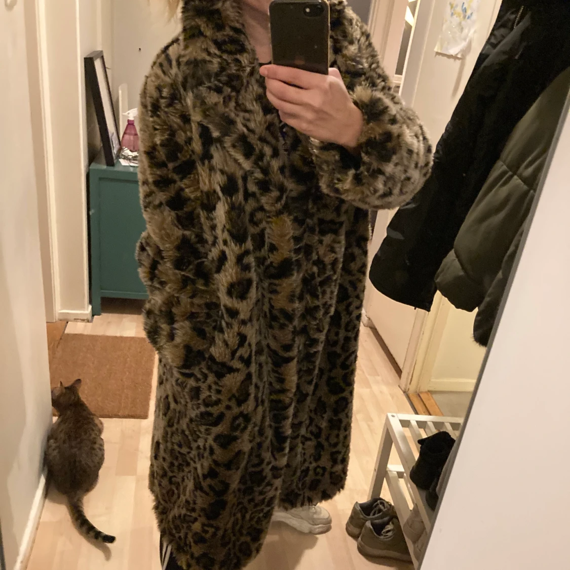 Leopardmönstrad fuskpälskappa - 90