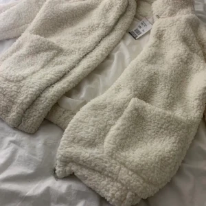 Teddyjacka - Säljer denna mysiga teddyjacka som jag köpte här på Plick men tyvärr var den för stor för mig så säljer nu vidare den💗Är du intresserad så skriv bud privat!💕