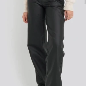 Skinnbyxor från NAKD - Skinnbyxor från NAKD i fint skick. Nypris 600kr.                       Fler bilder irl kan skickas om så önskas 