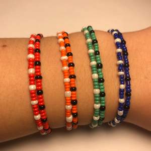 8 armband i rött, orange, grönt o blått, med svarta/vita pärlor. De är gjorda av elastisk tråd och har inga spännen, så det gått lätt att ta på och av. 25kr st+12kr frakt🥰
