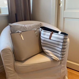 Väskor  - Två väskor från en Nya Zeeländsk butik. Köpta både två för 499 kr/st. (Den beiga är såld!!) 