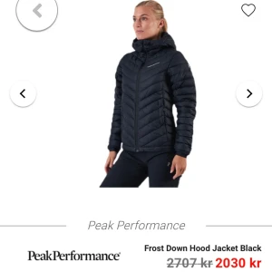 Peak Performance Jacka dam - Svart peak jacka strl S, använd ytterst lite. Väldigt litet hål som knappt syns - se bild 