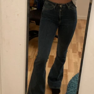 Nakd bootcutjeans - Såå fina bootcut jeans från NAKD❤️❤️ Använda runt 4 gånger så de är i topppenskick!! Frakt tillkommer på 66kr