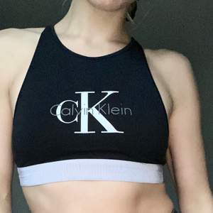 Calvin Klein top med korsad rygg
