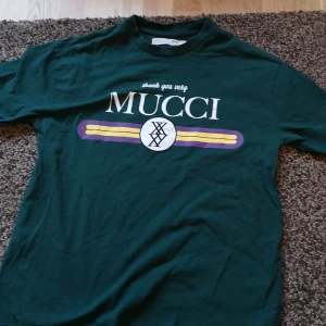 T-shirt  - Grön t-shirt ifrån junkyard. 