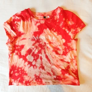 Tie dye tröja  - Röd och gul trendig tie dye tröja med texten "overdressed" på. Stl M. Den är från damavdelningen men eftersom jag inte står för att kläder har kön står det som unisex ♡