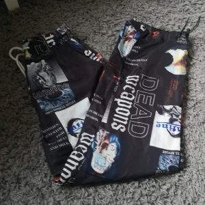 Coola tights - Säljer ett par jätte coola thirts i tunt matrial., plastigt matrial så smuts fäster sig inte alls bra och därefter för man inga fläckar. Älskar men då har blivit lite för korta för mig som är 1,69 så säljer vidare. 