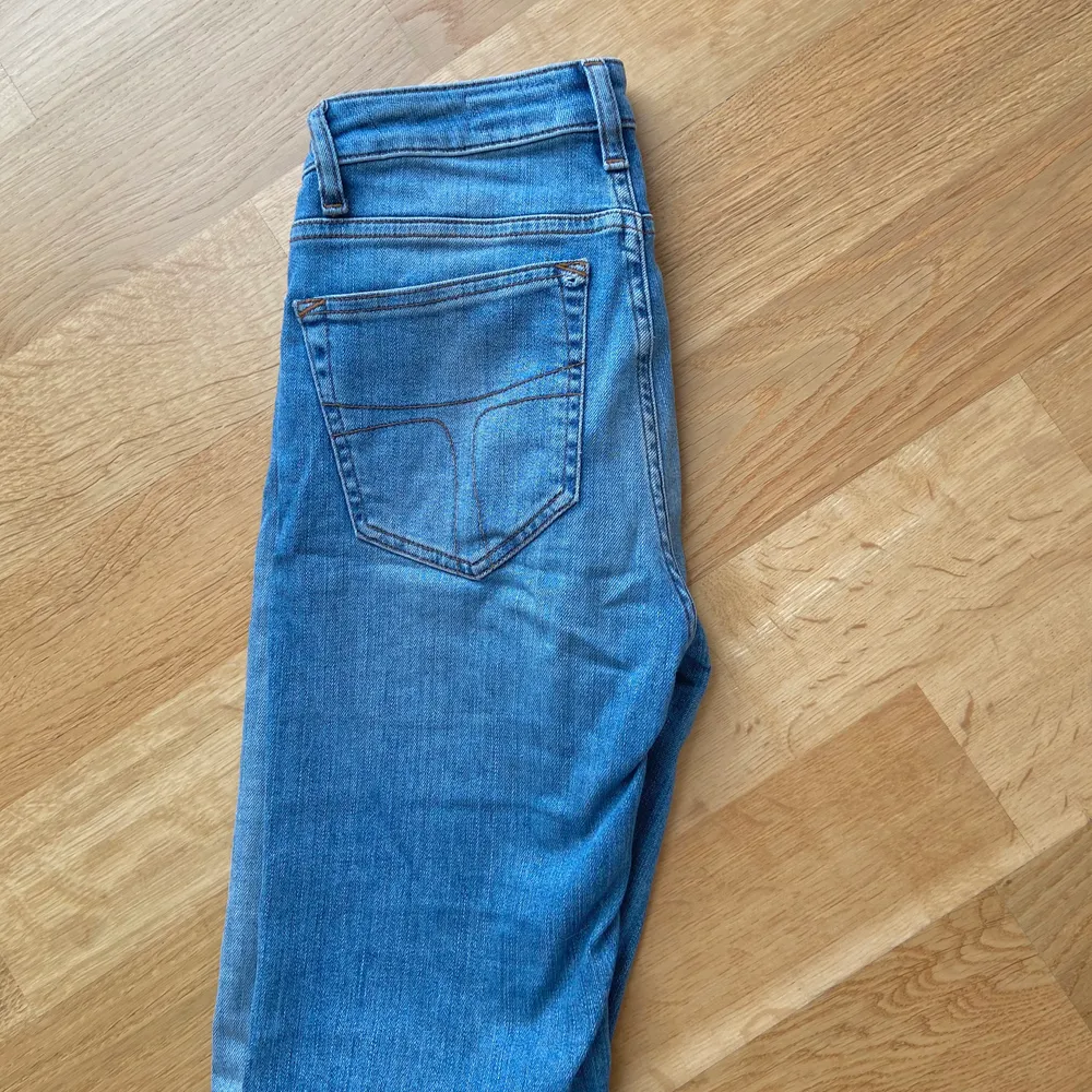 Ljusblå-ish jeans från tiger of Sweden, köpta 2018. Jeans & Byxor.