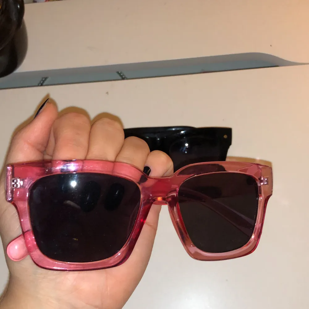 Säljer båda dessa solglasögon ❤️❤️båda är i super bra skick, ett par för 90 eller båda för 140 ❤️. Accessoarer.