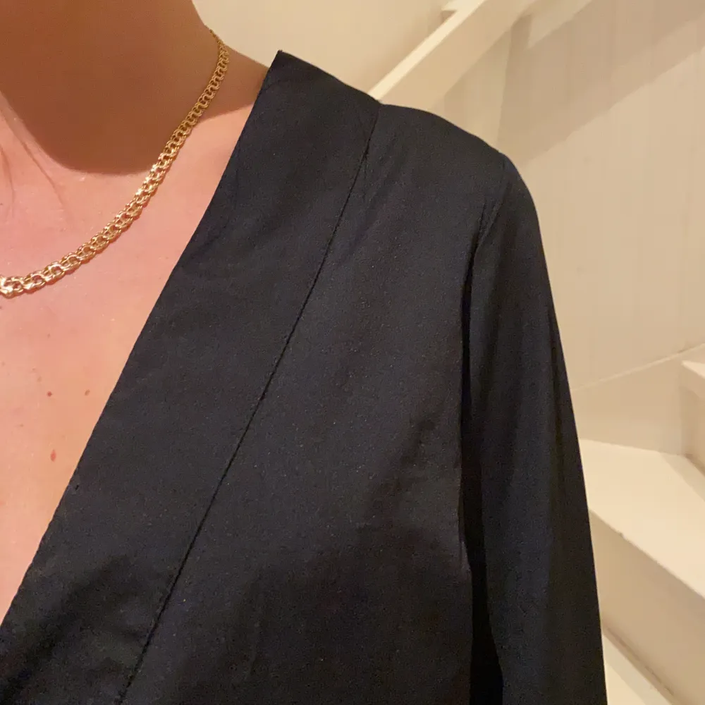 Svart blus i silke material med vida armar från Gina Tricot. Storlek 36 som hon på bilden när vanligtvis också. Är i gott skick. 🥳 Köparen står för frakten men jag kan också möta upp i närheten. Blusar.